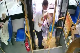 暖心又有爱！轮椅老人乘车不便，公交司机搀上扶下图片