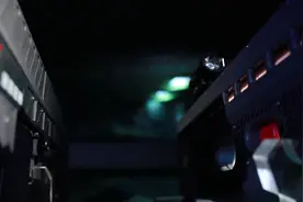 子弹像游戏币！国产电磁枪实弹测试，威力如何？