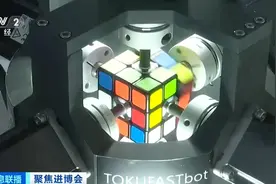 你会解魔方吗？这款机器人0.305秒就能还原 快来拼手速图片