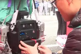 人形机器人挑战“半马” 冠军靠什么赢得比赛？图片