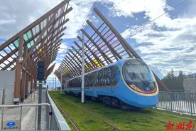 中车株洲电力机车有限公司研制 全球首列全景观光列车开启“雪山之旅”图片