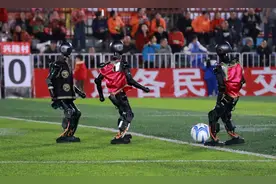 贵州榕江：机器人“T罗”身着民族服饰亮相“村超”足球赛图片