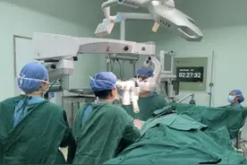 保住了！3岁幼童右手指被铁门夹断，黄豆大小断指成功再植图片