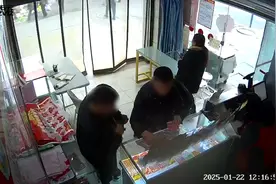 两男子盗窃4家彩票店72张刮刮乐 警方：被抓时还没刮完，已刑拘！图片