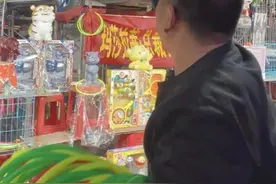 “套圈套中玛莎拉蒂”被质疑摆拍，摊主自称与该顾客相识，官方：正在调查图片