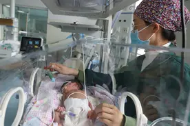 体重990克早产儿经45天紧急救护平安出院图片