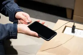 充电时，先插手机还是充电器？这几种错误的充电方法，手机坏得快！图片