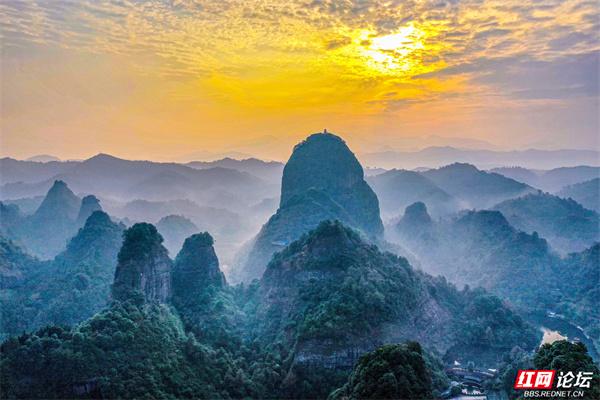 云雾作幕，丹霞为台：独岩峰的“天际线独舞”