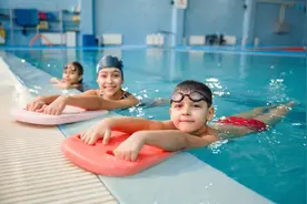 德国孩子必修游泳课图片