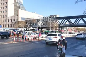 幸福路人行天桥顺利吊装 连接中医医院两院区图片