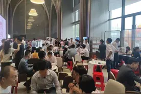 “凌晨都在接待购房人”，楼市新政后，部分楼盘“人山人海”，有楼盘周末开盘卖了近15亿元图片