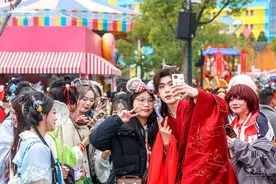 武汉欢乐谷国潮文化节正式开幕 国风潮韵点亮江城春夜图片