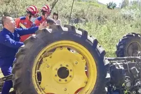 拖拉机侧翻人被困  消防迅速前往营救图片