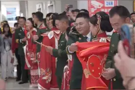 绿军装携手红嫁衣 武警湖南总队某部为14对新人举办集体婚礼图片