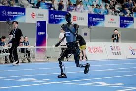 机器人“百米飞人”决战，天工夺冠！相关负责人致敬宇树科技：他们非常厉害图片