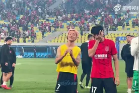 暖心！韦世豪在赛后谢场时为小球迷签名图片