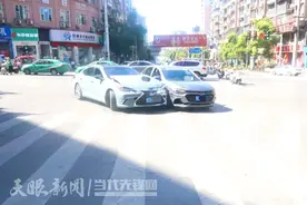 十字路口“抄近道”  不但被撞还全责图片