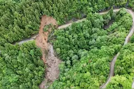 聚焦防汛抗旱丨村干部走十里山路送物资进村，后续来了图片