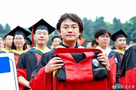 武汉大学毕业典礼：为即将前往极地科考站工作的博士毕业生定制学位服图片