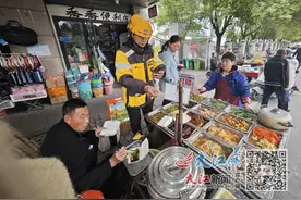 【微光】七旬老人12年坚守 三轮车摊上最抚人心的烟火气图片