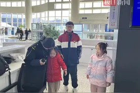 旅客下车抽烟，三个孩子落在高铁上图片