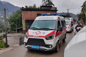 两名获救者系祖孙俩：孙女是自己跑出来的，奶奶是村民救出来的｜直击筠连山体滑坡救援现场图片