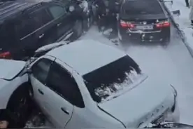 哈萨克斯坦近百辆汽车连环相撞事故致12人受伤图片