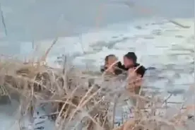 爷孙俩被困结冰湖水，男子冒严寒下水救人，称感觉再晚一分钟孩子就沉下去了图片