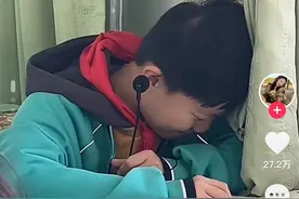 专治“话痨”！00后女教师给爱说话的学生戴上小蜜蜂，网友：请打开麦克风交流图片