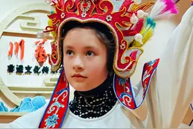 说四川话、学川剧变脸 “洋娃娃”贺思蕊：把中国传统文化带到全世界丨封面专访图片