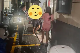 一年轻女子突然晕倒 社区值班人员及时伸手救助图片