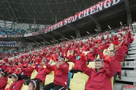 成都蓉城主场公益看台歌声嘹亮，“小龙人”带来初春的祝福图片