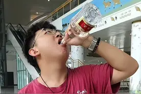 山东小伙带已开封白酒进站被拦后当场喝完，回应：喝快酒伤身，能邮寄选择邮寄图片