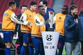 回到虹口足球场的这场比赛，上海申花夺得队史第四座超级杯冠军图片