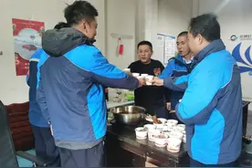 新春走基层丨公交驾驶员的“流水席”年夜饭图片