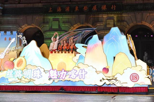 以满腔热忱点亮今夜的上海，25辆巡游花车“盛装”亮相外滩