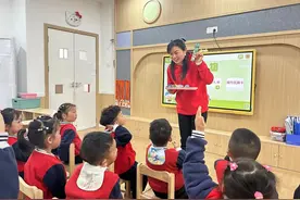 “最美军嫂”程靖雅：柔肩担当守小家，三尺讲台绽芳华图片