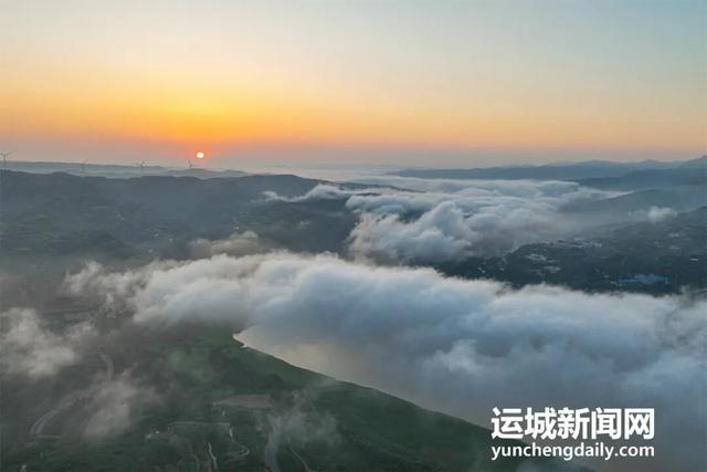 雨洗河东千峰翠　云裁运城万缕纱