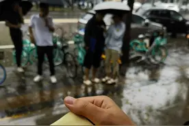 人们赶去英雄栾留伟的火锅店：山东老乡连夜开车，邻居老人来了六次图片