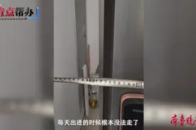 壹点帮办|青岛一业主将入户门由内开改外开，邻居家被堵得难通行图片