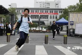 高考首科结束 考生“蹦跶”出考场图片