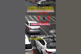 斑马线上外卖小哥抱起落单女童奔向交警图片