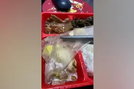 网传福安一学校学生餐吃出塑料膜，供应商否认预制菜教育局介入视频封面