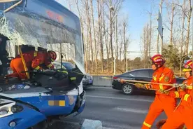公交车司机因车祸被困驾驶室 北京顺义消防破拆救人图片