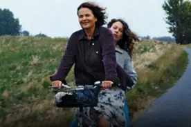 戛纳红毯的行为艺术，直指凝视乌克兰人民的我们图片