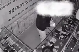 4名少年深夜偷手机89部 店主：贼抓了又放 手机向谁要图片