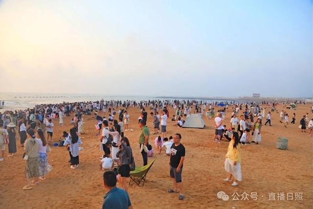 日照的海边人山人海！