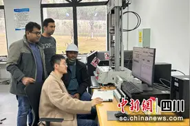 宜宾首个全自主培养外籍博士通过答辩图片