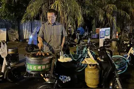 中山大学硕士生摆摊卖烤肠：还没开始盈利，但已为一些人治好了焦虑和失眠图片