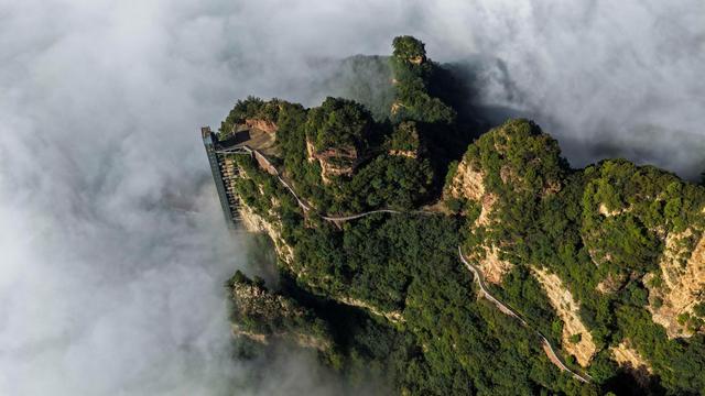 河北承德：浩瀚云海 壮美兴隆山
